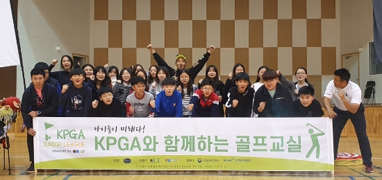 3일 연속으로 KPGA와 함께하는 골프교실에 참석한 안백준. 사진=KPGA 제공