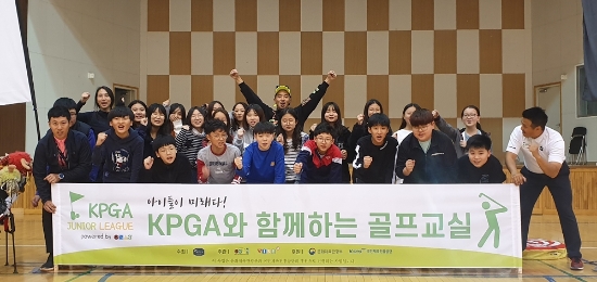 3일 연속으로 KPGA와 함께하는 골프교실에 참석한 안백준. 사진=KPGA 제공 