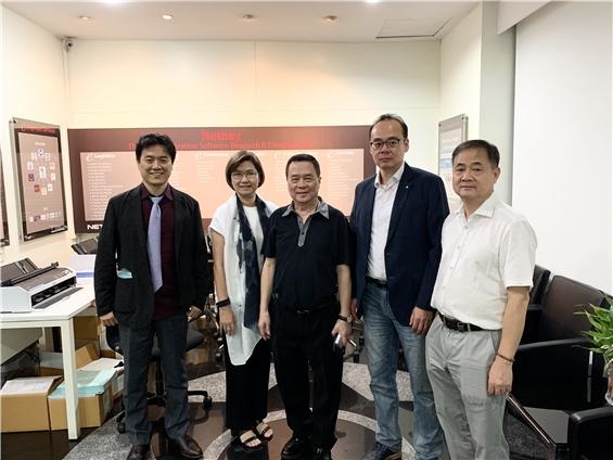 (사진=씽크포비엘) 베이 피치 대표(중앙)와 박지환 씽크포비엘 대표 (왼쪽) 이 30일 방콕 넷베이 본사에서 소프트웨어 안전 기술 제공을 합의한 뒤 기념촬영을 하고 있다.