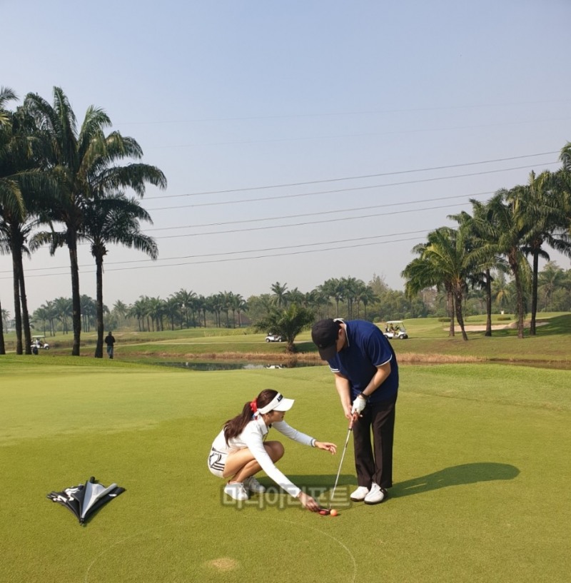 지난 겨울 태국에서 진행된 골퍼스컴바인 레슨투어 현장 모습. 레슨투어에 참여한 프로가 참가자를 대상으로 필드레슨을 진행하고 있다.