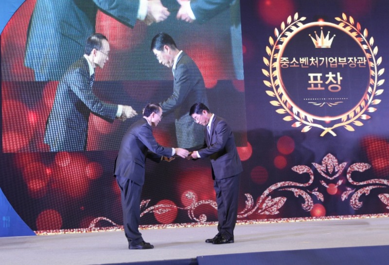 소산퍼시픽이 '2019 대한민국 소상공인대회 중소기업벤쳐기업부장관 표창'을 수상 하는 모습