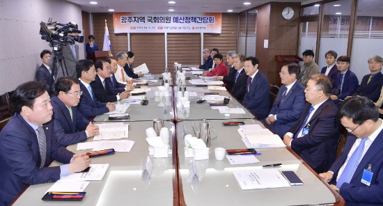 이용섭 광주광역시장이 31일 오전 서울 여의도 국회 의원회관에서 열린 '지역 국회의원 예산정책 간담회'에 참석해 의원들에게 지역현안을 설명하고 국비 지원을 요청하고 있다./사진=광주광역시