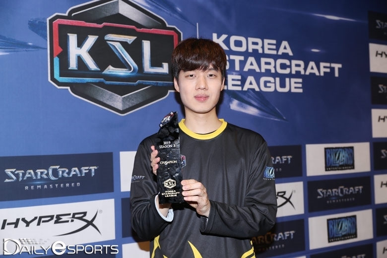 프로토스를 연파하고 KSL 시즌3 정상에 오른 정윤종.