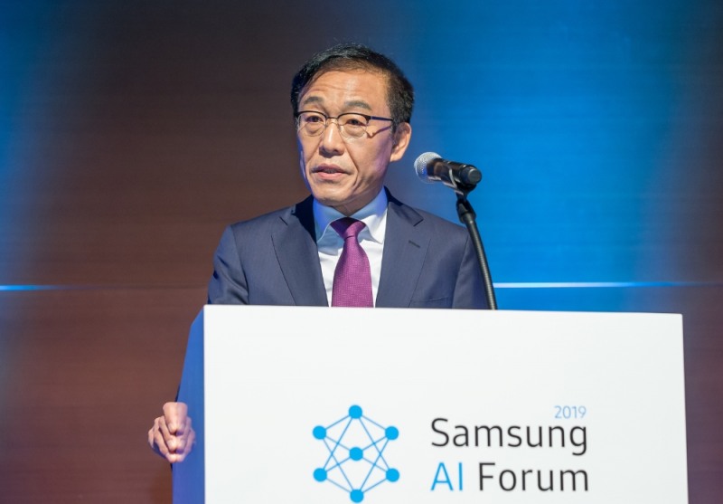4일 삼성전자 서초사옥에서 열린 '삼성 AI 포럼 2019'에서 김기남 부회장이 개회사를 하고 있다. 삼성전자는 세계적으로 저명한 AI 석학들을 초청해 최신 연구 동향을 공유하고 미래 혁신 전략을 모색하는 기술 교류하는 '삼성 AI 포럼'을 올해로 세번째 열고 있다.