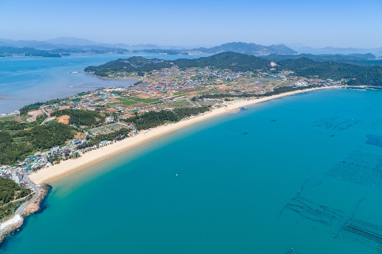 산소음이온 발생량이 높은 신지 명사십리 해수욕장 전경/사진=완도군