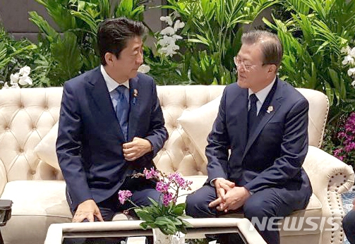 문재인 대통령이 4일 오전(현지시간) 태국 방콕 임팩트포럼에서 열린 '제22차 아세안+3 정상회의'에 앞서 아베 신조(왼쪽 두번째) 일본 총리와 사전환담을 하고 있다.