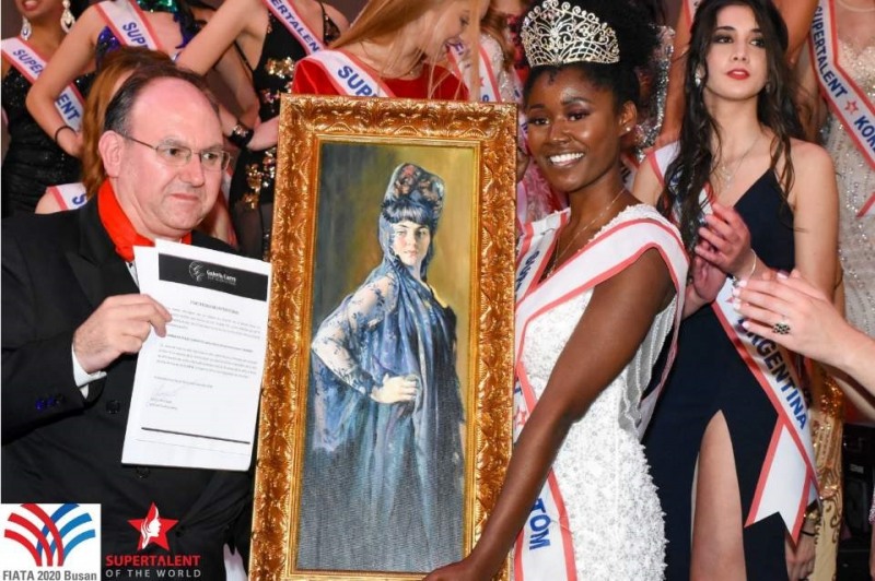 사진제공=슈퍼탤런트 오브더 월드 <아론 헨리크가 우승자에게 미술품을 부상으로 수여>