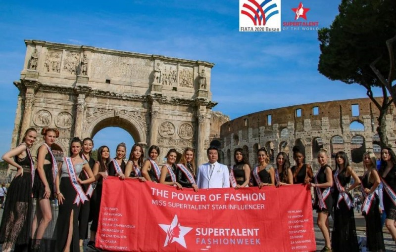 사진=슈퍼탤런트 월드 <시즌 13 세계결선 로마 콜로세움에서 참가자와 슈퍼탤런트 글로벌 의장이자 FIATA 대회협력위원장 앙드레 정이 FIATA 세계물류총회 홍보>