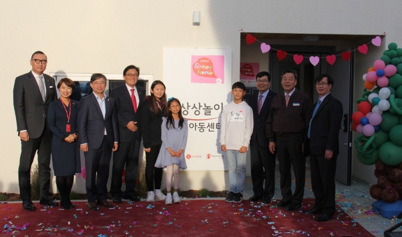 (왼쪽에서 4번째)세이브더칠드런 정태영 사무총장, (왼쪽에서 8번째)롯데제과 민명기 대표이사, (9번째)태안군 가세로 군수