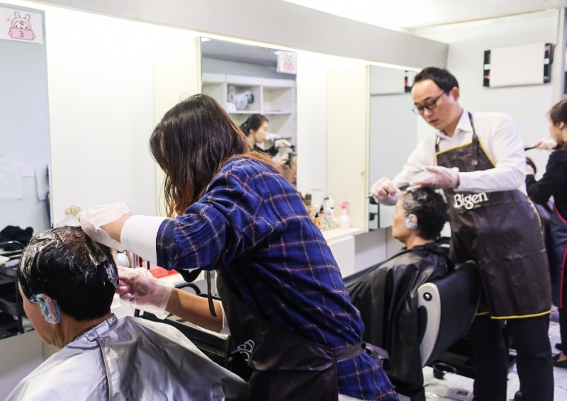 동아제약, 관내 어르신 대상 염색 봉사활동 '비겐어게인 캠페인' 실시
