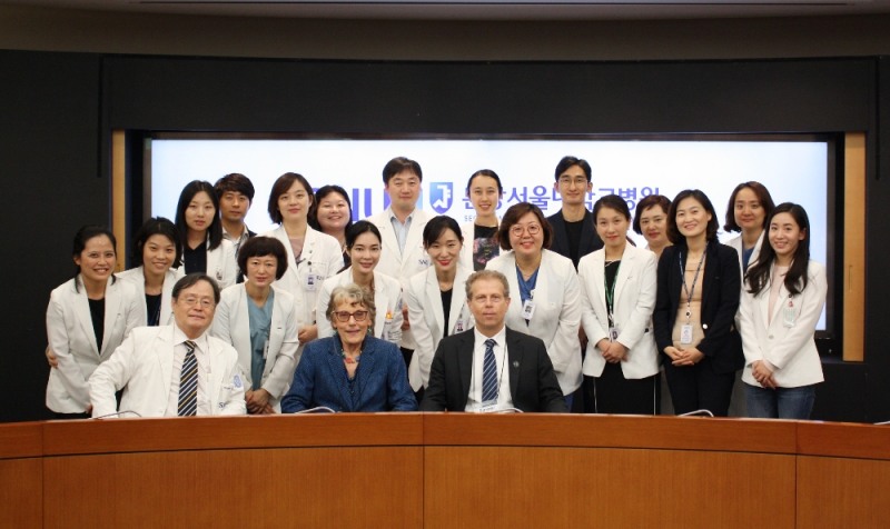 지난 10월 2일, 국제진료 인증 심사를 위해 분당서울대병원을 찾은 GHA(Global Health Accreditaion) 평가단이 심사 평가를 마친 뒤 분당서울대병원 관계자들과 단체 기념 촬영을 하고 있다. (앞줄 왼쪽부터 분당서울대병원 국제진료센터 조중행 센터장, GHA 전문 조사위원 Ann Jacobson, GHA 전문 조사위원 Bill Cook)