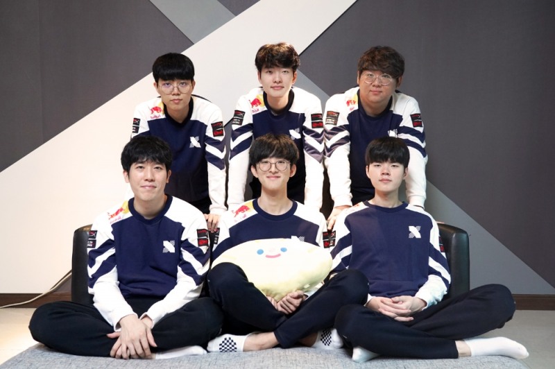 김대호 감독을 포함한 DRX 선수단(사진=DRX 제공).