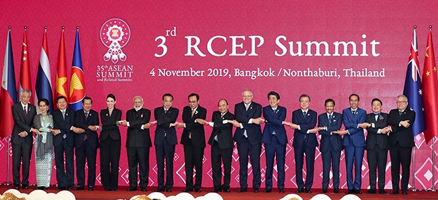 문재인 대통령이 4일 방콕 임팩트 포럼에서 열린 역내포괄적경제동반자협정(RCEP) 정상회의에서 기념촬영을 하고있다. 사진출처=청와대