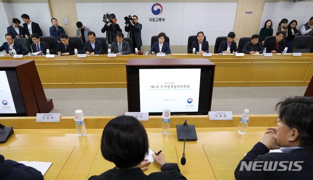 (사진=뉴시스) 김현미 국토교통부 장관이 6일 오전 정부세종청사에서 민간택지 분양가상한제 적용지역을 결정하는 주거정책심의위원회를 주재하고 있다. 