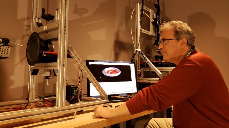 삼성전자가 최근 ‘국제 오디오 공학회(AES, Audio Engineering Society) 2019’에서 선정한 논문 상위 10개 목록에 3개를 올리며, 오디오 기술력을 입증했다. 미국 새너제이(San Jose)에 위치한 삼성 리서치 아메리카 오디오랩‘무향실’에서 논문에 참여한 연구원이 음질을 테스트 하고있다.