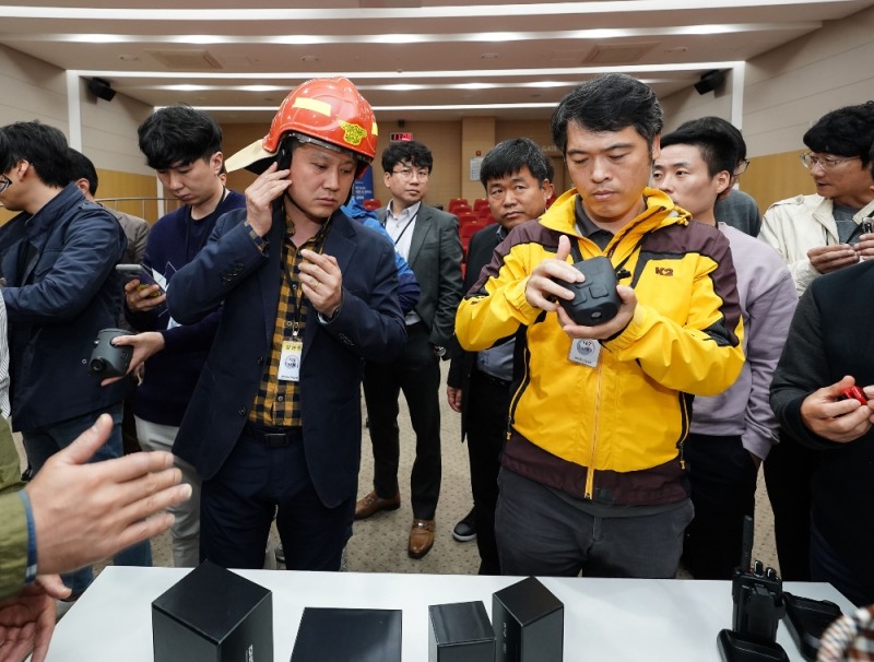 삼성전자, 화재현장 속 소방관들의 눈과 귀가 되다... 재난구조 장비 기부