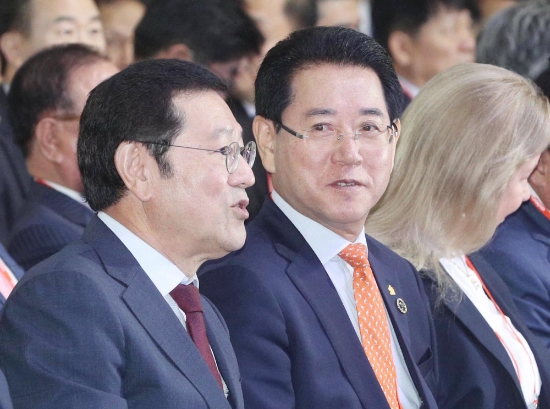 김영록 전라남도지사가 이용섭 광주시장과 이야기를 나누고 있다./사진=전라남도