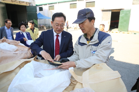 명현관 해남군수가 6일 해남군 삼산면 평활마을 공공비축미곡 건조벼 수매 현장을 찾아 현장점검을 하고 있다./사진=해남군