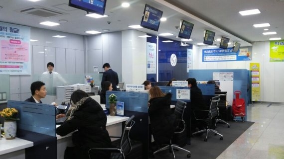'0%대 금리' 임박에도…예금에 몰리는 돈