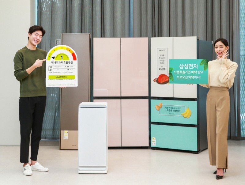 삼성 디지털프라자 삼성대치점에서 삼성전자 모델이 무풍에어컨, 무풍큐브, 비스포크, 김치플러스 비스포크 4도어 등 삼성전자의 으뜸효율가전을 소개하고 있다. 삼성전자 으뜸효율가전 구매 고객은 한국에너지공단에서 제공하는 구매 비용 환급뿐만 아니라, 기존 삼성전자의 프로모션 혜택도 중복 적용 받을 수 있다.