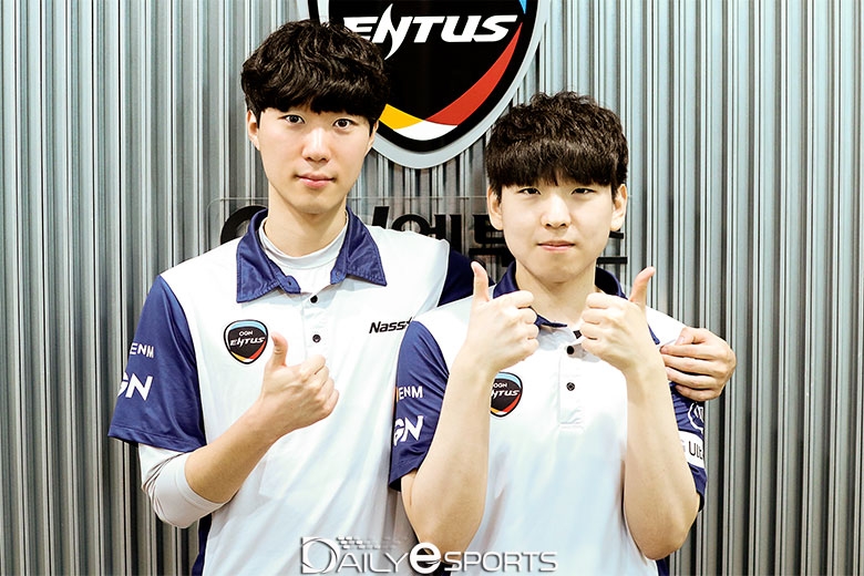 OGN 엔투스 포스의 '인디고' 설도훈(왼쪽)과 OGN 에이스의 '조이' 박혜민.