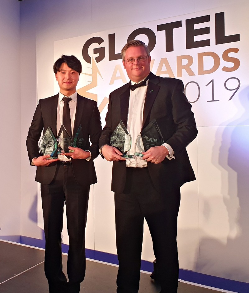 SK텔레콤은 7일(현지 시간) 영국 런던에서 열린 '글로벌 텔레콤 어워드(Global Telecom Awards)'에서 '5G 상용화(5G Implementation Excellence), '최고 통신사(Best Operator)' 부문 등 3개 부문을 수상했다고 8일 밝혔다. 사진은 시상식에 참석한 SK텔레콤 매니저가 수상하고 있다.