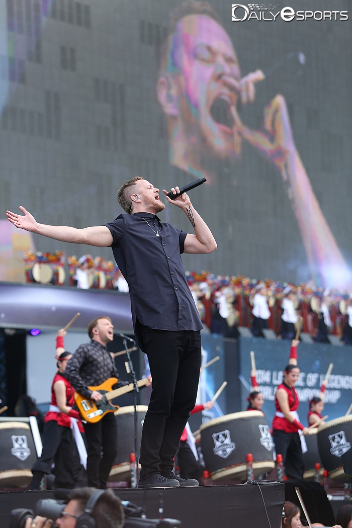 2014년 롤드컵 결승전 공연을 펼친 이매진 드래곤스.