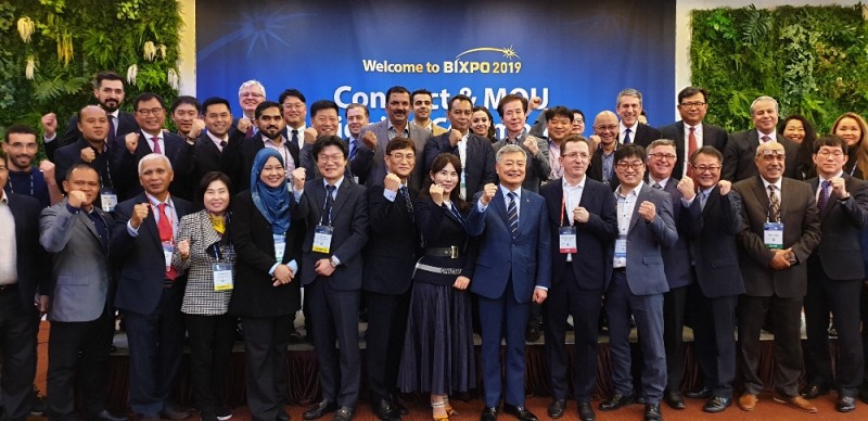 수출계약식 행사 후 기념사진 (오른쪽에서 7번째 김회천 한전 경영지원부사장)