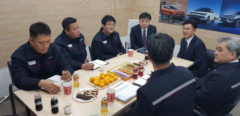 쌍용자동차 품질 혁신 노사 공동 TFT가 지난 5일부터 영업 현장 체험 활동을 시작으로 품질 개선 활동에 나섰다. 지난달 품질 경쟁력 제고를 위해 발족된 품질 혁신 노사 공동 TFT는 내년 1월까지 약 16회에 걸쳐 판매 대리점들을 방문하는 것은 물론, 제품 제조와 관련된 전 부문에서의 품질 향상을 목표로 활동할 계획이다. 지난 7일 쌍용자동차 노동조합 강성원 수석부위원장(사진 왼쪽부터 시계방향으로 세 번째), 생산본부장 송승기 상무(여섯 번째) 등 쌍용자동차 품질 혁신 노사 공동 TFT 관계자들이 쌍용자동차 용산대리점을 방문해 현황을 듣고 있다.