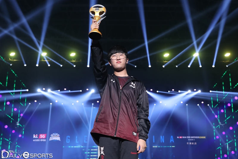 생애 첫 우승 트로피를 들어 올린 이재혁.