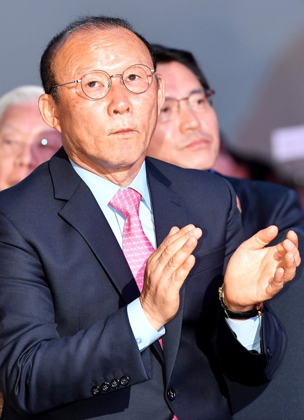 "박항서 감독, 실질 연봉 11억원에 재계약"