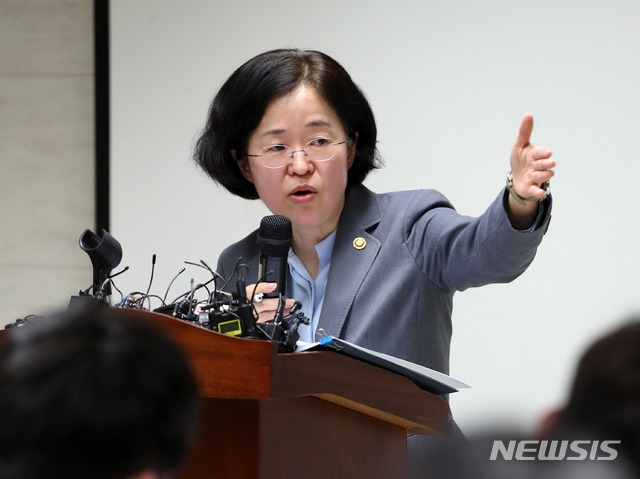 (사진=뉴시스) 조성욱 공정거래위원장이 8일 오후 서울 중구 대한상공회의소 공정거래조정원에서 SK브로드밴드, LG유플러스 등 방송통신사업자의 기업결합 조건부 승인과 관련 브리핑을 하고 있다.