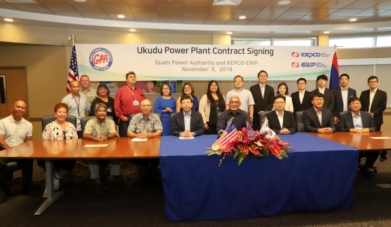 (사진=한국전력) 한국전력과 동서발전 관계자가 5일 괌 전력청(GPA)과 200㎿급 괌 우쿠두 가스복합발전 프로젝트 전력판매계약 체결 후 기념촬영을 하고 있다. 앞줄 왼쪽 4번째부터 죠셉 두에냐스 괌 전력수자원규제위원회(CCU) 의장, 서근배 한전 해외사업개발처장, 존 베나벤터 괌 전력청장(GPA).