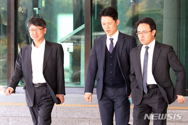 세월호참사특별수사단 단장으로 임명된 임관혁(왼쪽부터) 안산지청장과 수사단 합류에 거론되고 있는 용성진 청주지검 영동지청장, 조대호 대검찰청 인권수사자문관이 지난 7일 오전 수사단 사무실이 마련된 서울 서초구 서울고검을 나서고 있다.