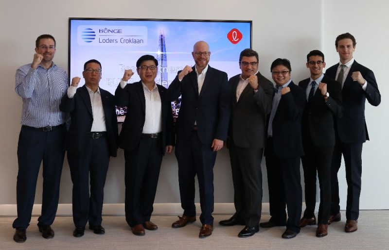 9월 24일 서울 잠실 롯데월드타워에서 롯데푸드 조경수 대표이사(왼쪽에서 세번째)와 번기 리미티드(BUNGE Limited) 아론 뷰트너(Aaron Buettner) 부회장(왼쪽에서 네번째)을 비롯한 임직원들이 업무 교류회를 가진 후 기념사진을 촬영하고 있다.