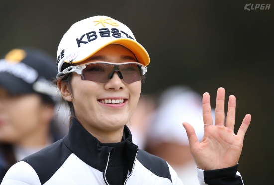 환한 웃음과 함께 최종라운드를 치르고 있는 안송이. 사진=KLPGA 제공