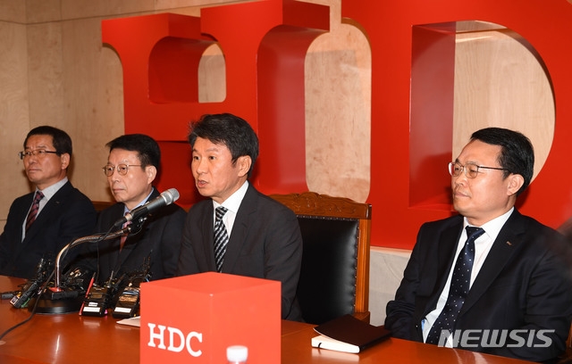 정몽규 HDC회장이 12일 오후 서울 용산구 현대산업개발 본사 대회의실에서 아시아나 항공 인수 우선협상대상자 선정 관련 기자회견을 하고 있다./사진=뉴시스