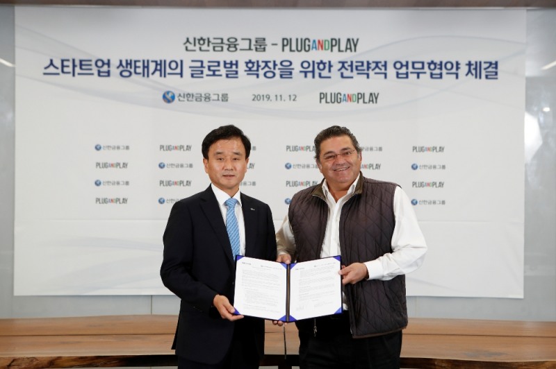 신한금융그룹(회장 조용병)은 12일(화) 오전 서울 중구에 위치한 신한퓨처스랩에서 글로벌 Top 엑셀러레이터 'Plug and Play'와 스타트업 생태계 글로벌 확장을 위한 전략적 업무협약(MOU)을 체결했다. 이날 행사에 참석한 신한금융지주회사 박우혁 부사장(사진 왼쪽)과 Plug and Play 사이드아미디 대표(사진 오른쪽)가 기념촬영을 하고 있다.