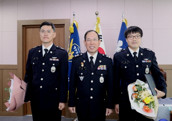 서해해경 무안고정익 항공대는 13일 4개월 간의 집중 훈련을 통해 2명의 기장 승급식을 개최했다./사진=서해해경청
