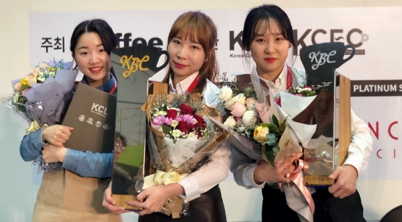 지난 10일 서울 코엑스에서 열린 ‘2019 한국바리스타 챔피언십’ 대회에서 1등 (신은주,가운데),2등 (허윤아, 우측),4등 (최지혜)을 차지한 엔제리너스 큐그레이더들이 시상식 후 포즈를 취하고 있다.