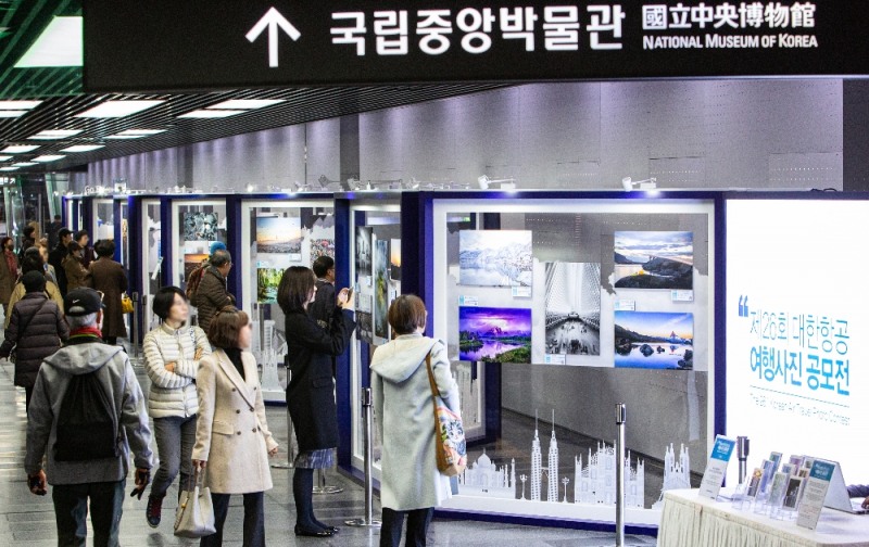 대한항공은 11월 12일부터 12월 2일까지 서울 용산구 소재 국립중앙박물관 나들길에서 국내 최고 권위의 여행사진 공모전인 ‘제26회 대한항공 여행사진 공모전’ 전시회를 개최한다. 사진은 일반 시민들이 전시된 작품사진을 둘러보고 있는 모습.