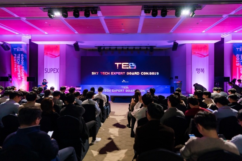 SK텔레콤은 13일 인천 중구 소재 SK무의연수원에서 SK그룹 관계사의 ICT 전문가들이 함께 모여 New ICT 분야의 기술 역량과 노하우를 공유하는 ‘SKT TEB 컨퍼런스’를 개최했다고 밝혔다.
