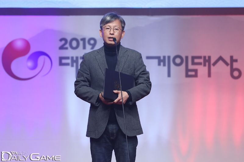 [포토] 2019 게임대상 최우수상 수상한 최관호 엑스엘게임즈 대표