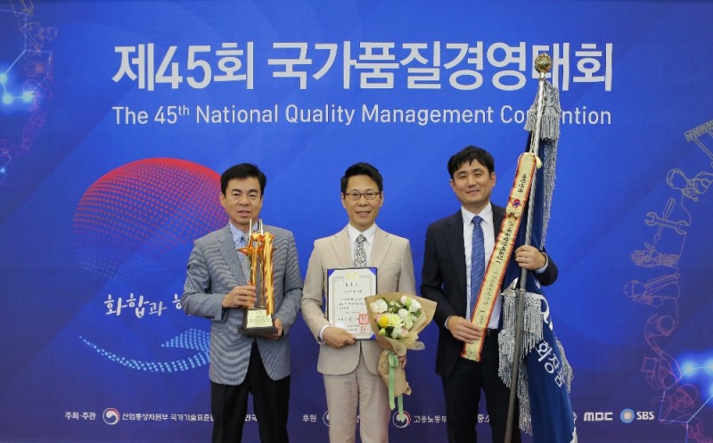 ▲코리아나 화장품 이건국 부사장, 코리아나 화장품 유학수 대표이사, 코리아나 화장품 김두원 품질경영사업부장