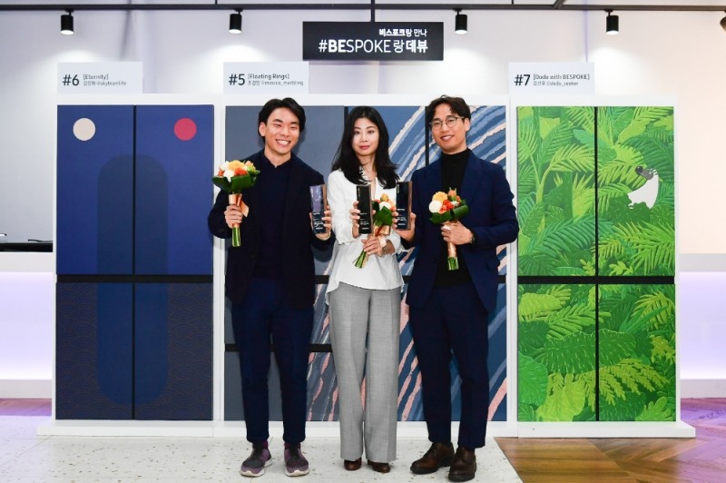 삼성전자가 13일 삼성디지털프라자 강남본점 5층에 위치한 라이프스타일 쇼룸 #ProjectPRISM에서 ‘#BESPOKE랑데뷰 파티’를 열고 비스포크 냉장고 디자인 공모전 최종 수상작으로 조경민씨의 '플로팅 링스(Floating Rings)'(가운데)를 대상, 김인화씨의 ‘이터니티(Eternity)’를 최우수상(좌측), 김선우씨의 ‘도도새와 비스포크(Dodo with BESPOKE)’를 우수상(우측)으로 선정했다.