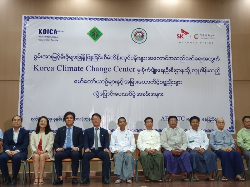 미얀마 쿡스토브 보급 착수식에 참석한김소희 기후변화센터 사무총장(왼쪽 두번째부터 오른쪽으로), 유웅환센터장, 정영수 미얀마 대사, 아웅 뚜 농림부 장관