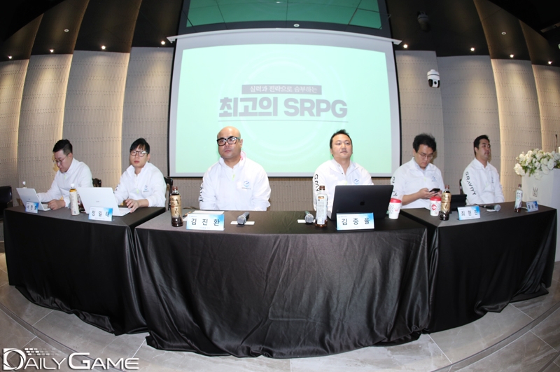 왼쪽부터 서찬호 온라인사업 유닛 PM, 정일태 팀장, 김진환 사업총괄 이사, 김종율 CTO, 최현진 기획팀장, 황승연 네오싸이언 기획자