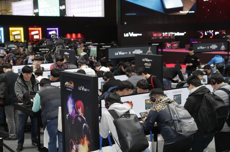 LG전자가 14일부터 17일까지 부산 벡스코에서 열리는 ‘지스타(G-STAR) 2019’에서 역대 최대 규모의 전시공간을 마련하고, 게임 마니아를 사로잡는다. 특히 올해는 처음으로 스마트폰 전시공간을 별도로 마련하고, 관람객들이 LG 듀얼 스크린의 사용 편의성을 경험할 수 있도록 했다. LG전자 부스를 찾은 관람객들이 LG 듀얼 스크린으로 게임을 즐기고 있다.