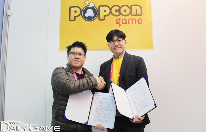 글로벌 계약을 체결한 앱엑스플러어 관계자(좌)와 송원영 모비게임 대표.