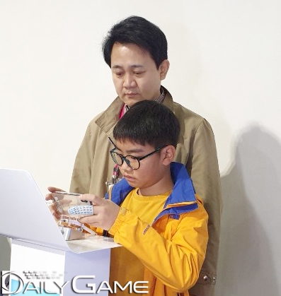 넷마블 부스를 방문한 방준혁 의장.